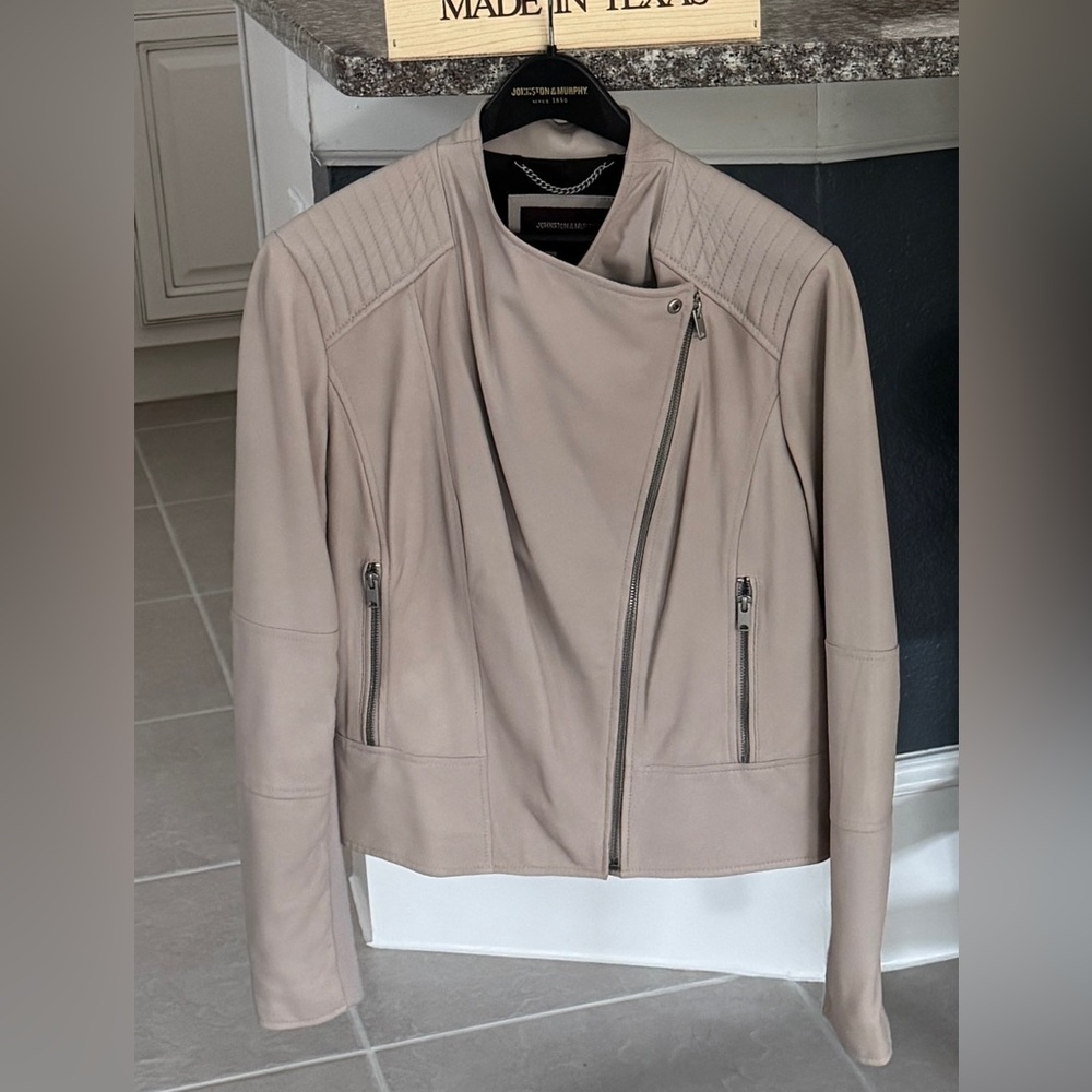 NWT - JOHNSTON & MIRPHY WOMAN “TAUPE” 100% LEATHER JACKET - Picture 6 of 14